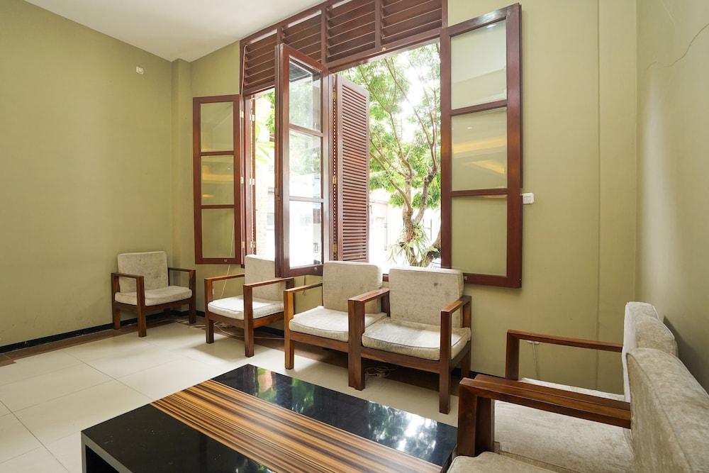 Oyo 282 Putri Utari Residence Malang Luaran gambar
