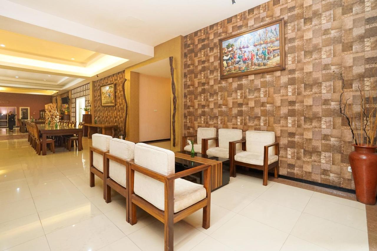 Oyo 282 Putri Utari Residence Malang Luaran gambar